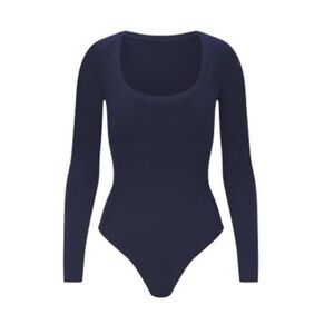 SKIMS FITS EVERYBODY LONG SLEEVE SCOOP BODYSUIT